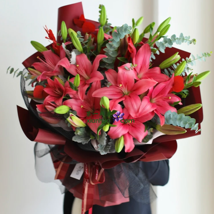 33朵红宝石红百合(没有香味),银叶菊、尤加利叶搭配