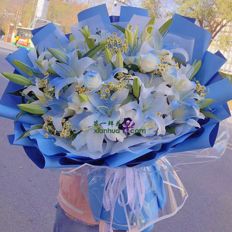 10枝多头白百合、8枝白玫瑰(碎冰蓝喷色)洋甘菊搭配