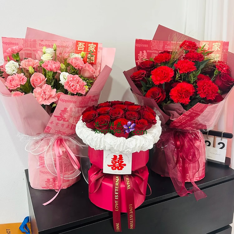 新娘花束：15枝红玫瑰；长辈花束：8枝粉色康乃馨，7枝戴安娜粉玫瑰，白色洋桔梗，喷泉草，尤加利