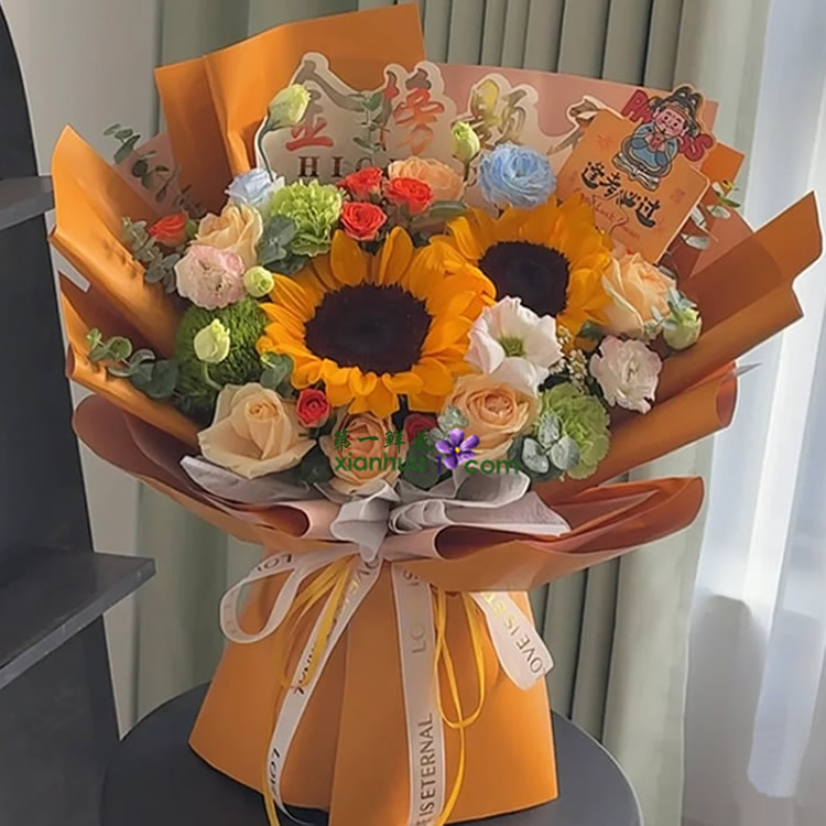 6枝香槟玫瑰,2枝向日葵,2枝绿色康乃馨,1枝绿毛球,橙色多头玫、白色洋桔梗,尤加利叶搭配