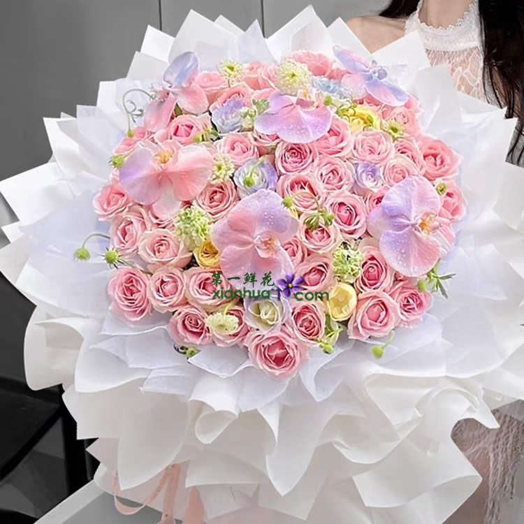 52枝粉雪山玫瑰,5枝白玫瑰喷色,6朵白色蝴蝶兰喷色,翠珠搭配