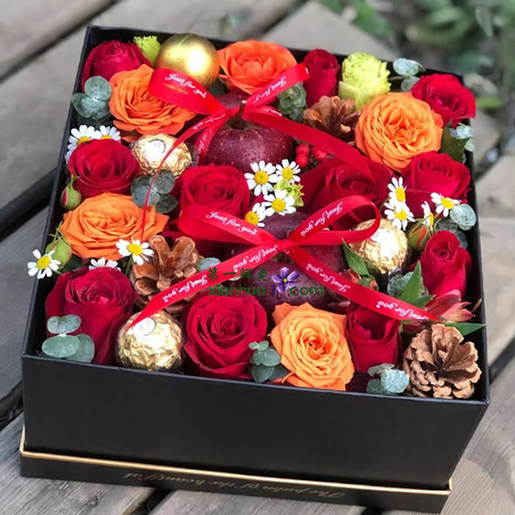 11枝红玫瑰、5枝橙色玫瑰、3颗巧克力、2个苹果、3个松果、洋甘菊、尤加利叶搭配