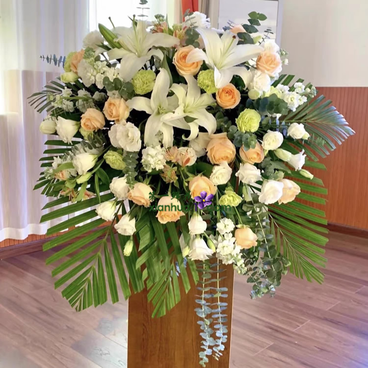 15枝香槟玫瑰,10枝绿色康乃馨,6朵白百合,8枝白色紫罗兰,白色洋桔梗,尤加利叶,散尾叶搭配