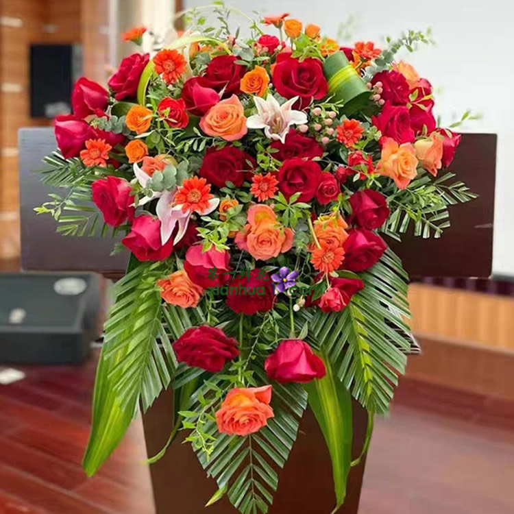 25枝红玫瑰,12枝朱小姐玫瑰,2朵红百合,红豆,尤加利叶,巴西叶,散尾叶搭配