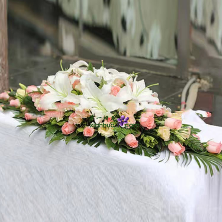 30枝戴安娜粉玫瑰,6朵白百合,香槟色洋桔梗,高山羊齿,栀子叶,散尾叶搭配