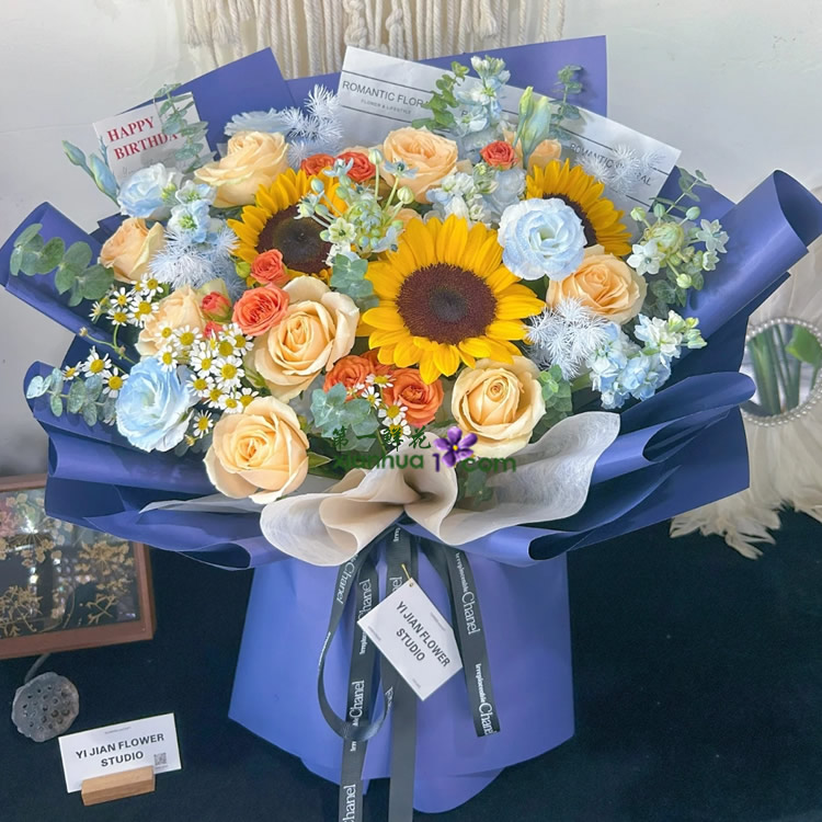 8枝香槟玫瑰,3枝向日葵大花,2枝天鹅绒,3枝白色紫罗兰,橙色多头玫,洋甘菊,白色洋桔梗,白色蓬莱松喷色、尤加利叶搭配