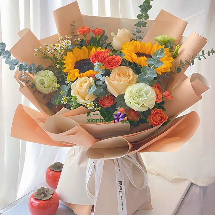 3枝香槟玫瑰，2枝向日葵大花，橙色多头玫，白色洋桔梗，洋甘菊，尤加利叶搭配