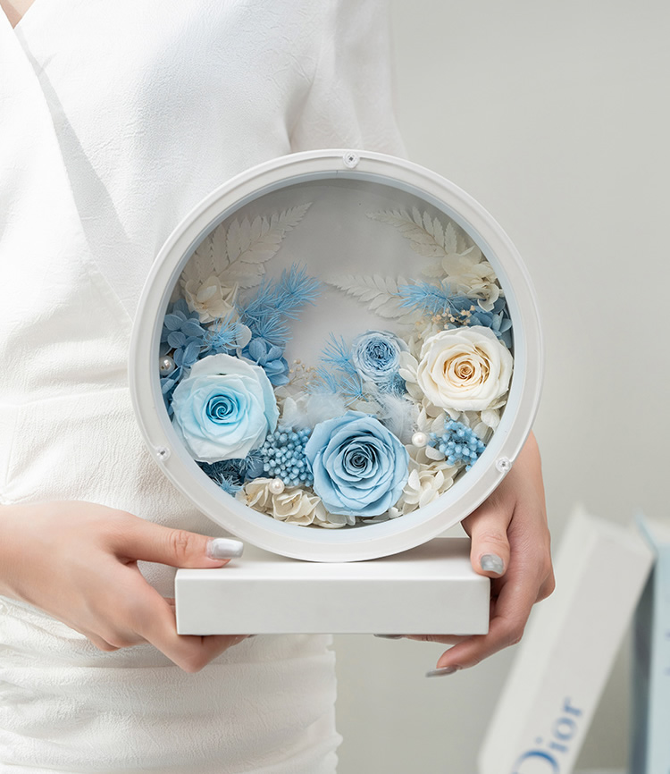 永生花玫瑰白4cm、蓝色奥斯丁玫瑰、蓝白色玫瑰5-6、蓝色玫瑰5-6,浅蓝色永生绣球、白色绣球、米花蓝色、白色羊齿叶、白色珍珠、白色满天星、蓝色蓬莱松、白色羽毛