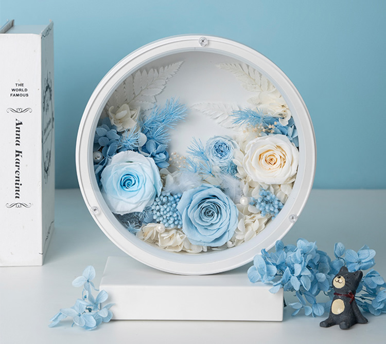 永生花玫瑰白4cm、蓝色奥斯丁玫瑰、蓝白色玫瑰5-6、蓝色玫瑰5-6,浅蓝色永生绣球、白色绣球、米花蓝色、白色羊齿叶、白色珍珠、白色满天星、蓝色蓬莱松、白色羽毛