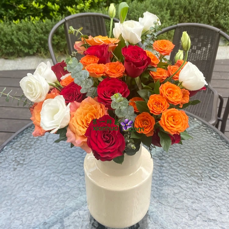 10枝红玫瑰,5枝橙色玫瑰,橙色多头玫,白色洋桔梗,尤加利叶搭配