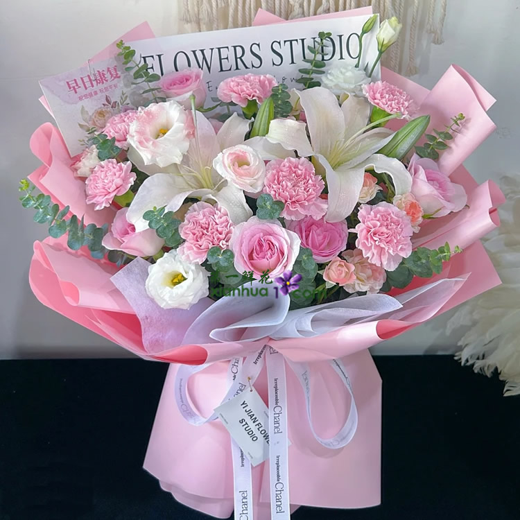 7枝粉色康乃馨，5枝粉雪山玫瑰，4朵白百合，粉色多头玫，白色洋桔梗，尤加利叶搭配