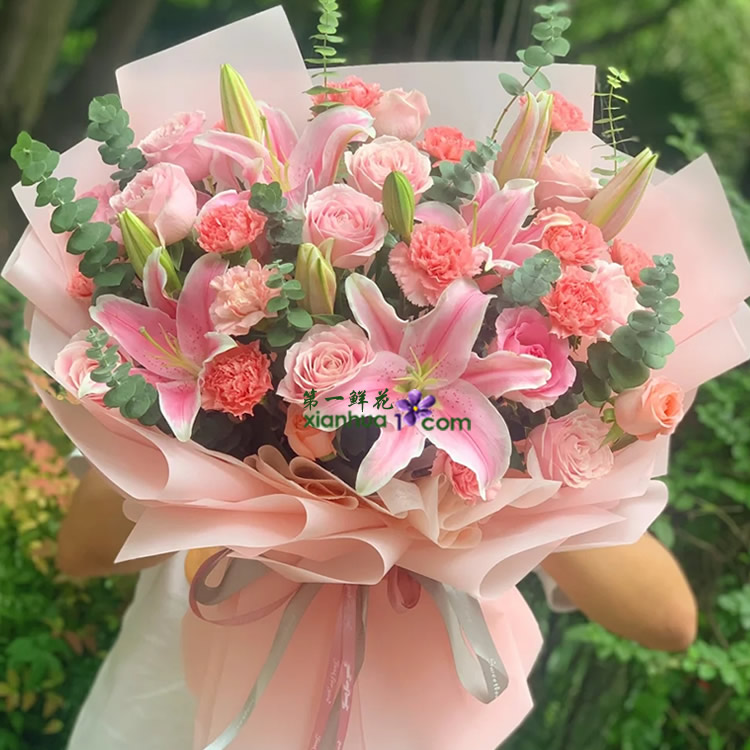 12枝粉玫瑰,12枝粉色康乃馨,9朵粉百合,尤加利叶搭配