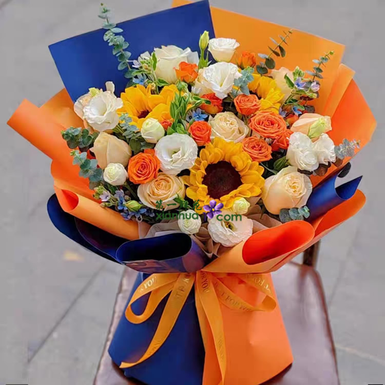 9枝香槟玫瑰，3枝向日葵，橙色多头玫，白色洋桔梗，蓝星花，尤加利叶搭配