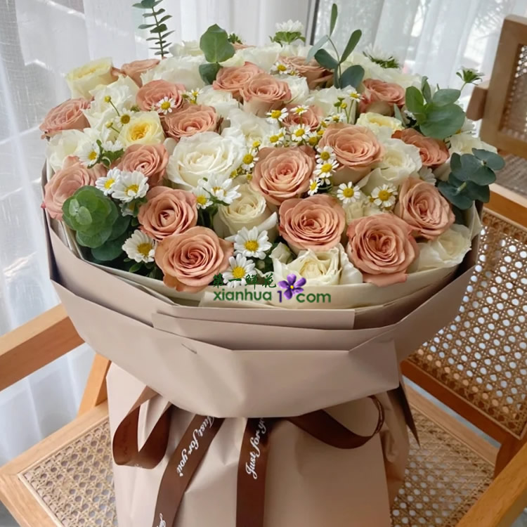 22枝卡布奇诺玫瑰,30枝白玫瑰,洋甘菊、尤加利叶