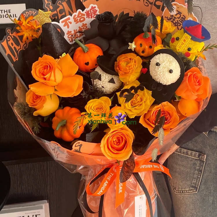 5枝橙色玫瑰，4枝黄色玫瑰，1枝白玫瑰喷黑色，3个鬼脸南瓜，2枝白色乒乓菊，1枝黄色乒乓菊鬼脸装饰，火焰兰，小盼草喷黑色