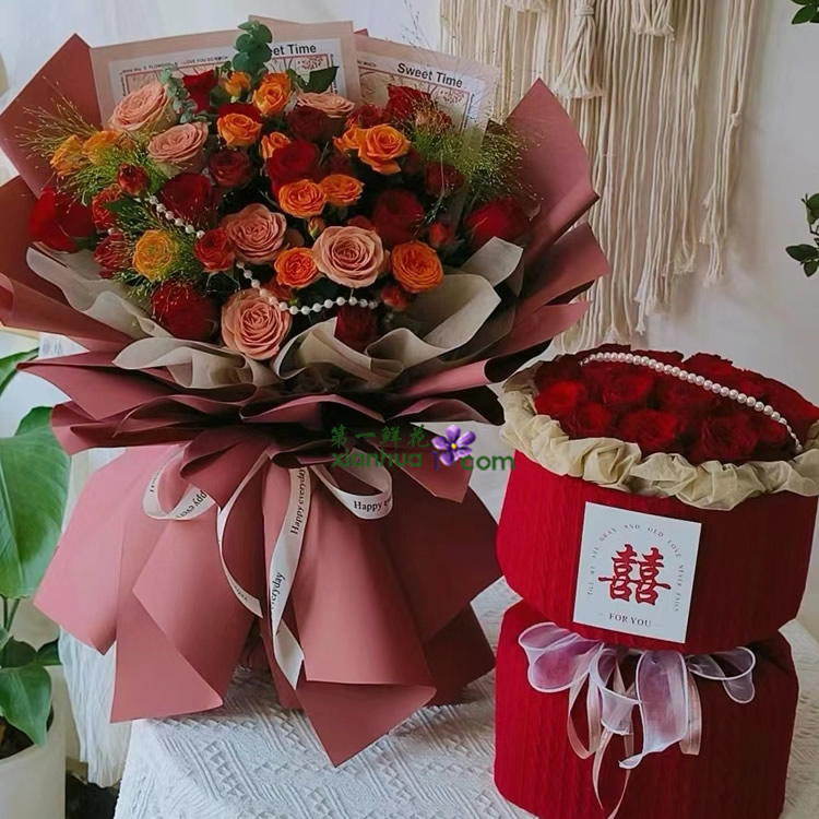 新娘花束：18枝红玫瑰 珍珠链装饰，小香风包装；长辈花束：11枝红玫瑰，8枝卡布奇诺玫瑰，橙色多头玫，喷泉草，珍珠链装饰